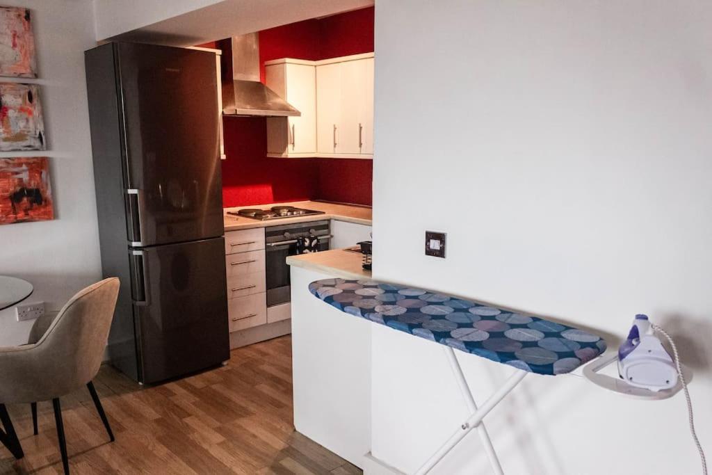 Cozy And Modern 2-Bed Apartment Swansea Exterior foto