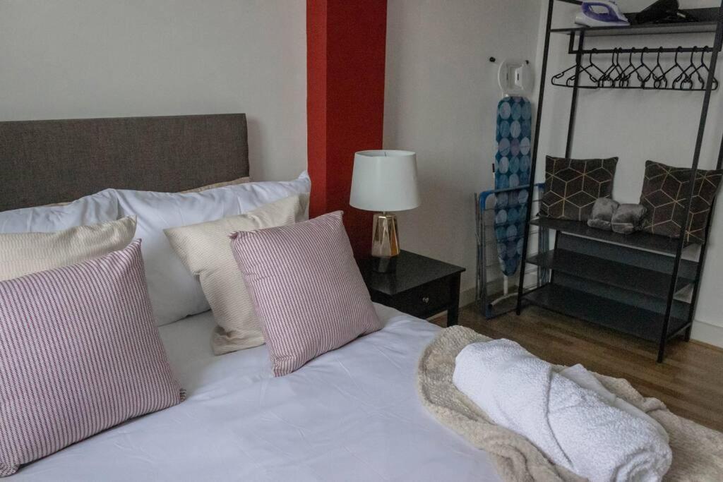 Cozy And Modern 2-Bed Apartment Swansea Exterior foto